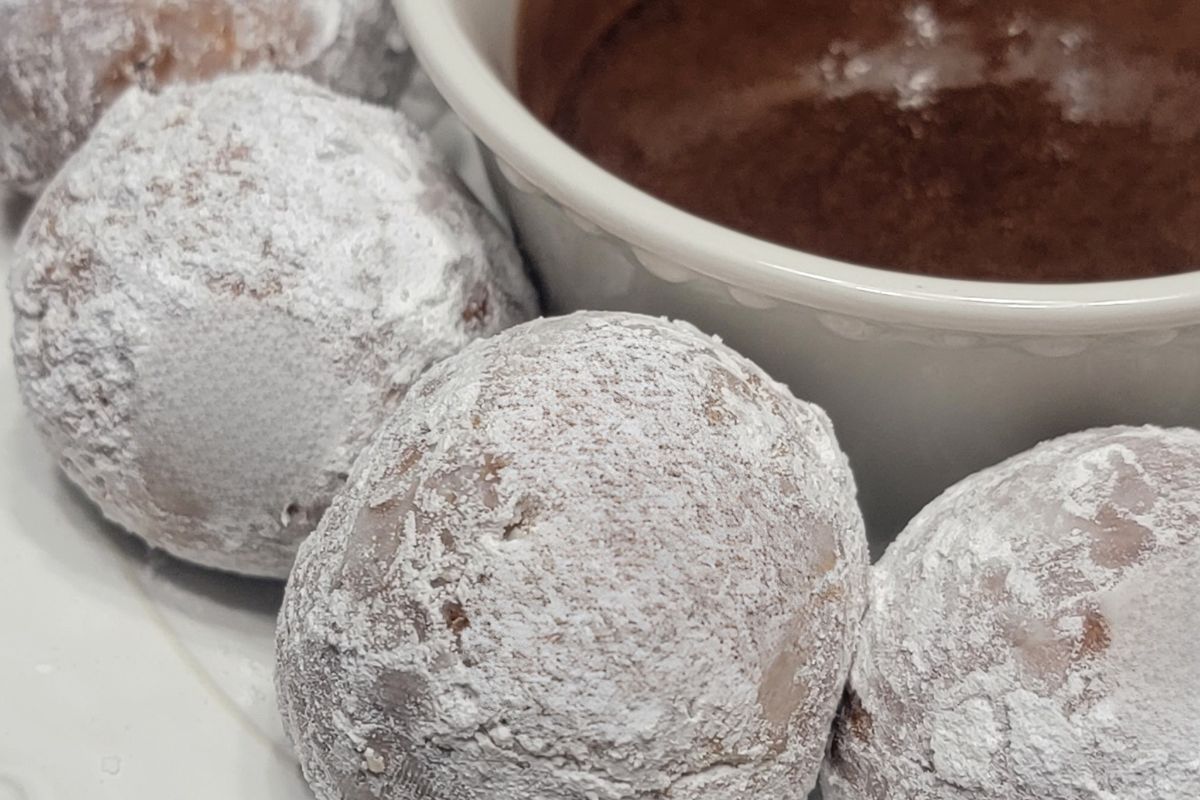 Quick zeppole dessert recipe with powdered sugar and chocolate sauce